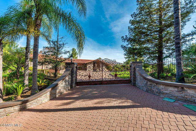 11 Inverness Road, Thousand Oaks CA: https://media.crmls.org/mediaz/bff5ea72-0e1c-4bc3-b4e7-a373cc3ad5a0.jpg