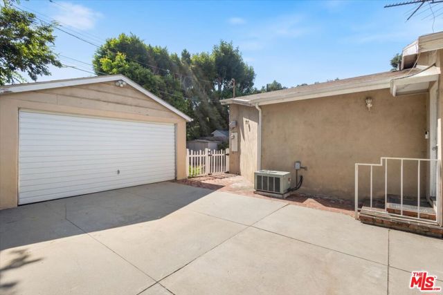 4210 Alcove Avenue, Studio City CA: https://media.crmls.org/mediaz/bff63950-1559-4342-888f-6d49a7899a9f.jpg