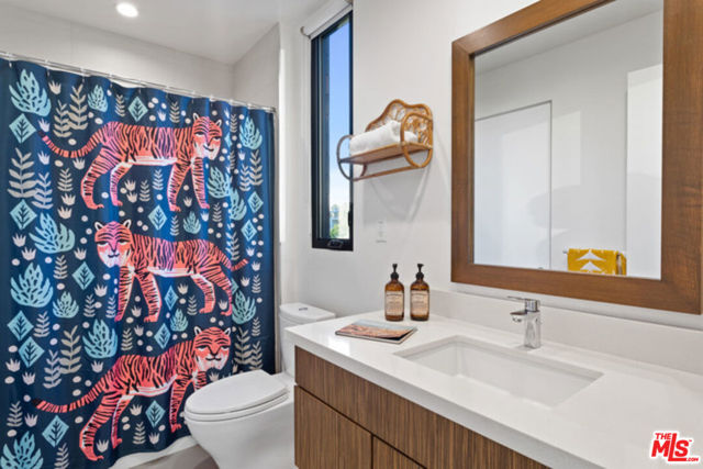 140 S Hayworth Avenue, Los Angeles CA: https://media.crmls.org/mediaz/bff6d9ba-33d7-4fec-ab1f-76ca09003e71.jpg