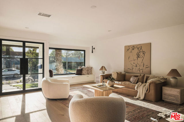 3820 S Burnside Avenue, Los Angeles CA: https://media.crmls.org/mediaz/bff6dbe6-6393-4cef-b528-1a9ee642a7d3.jpg