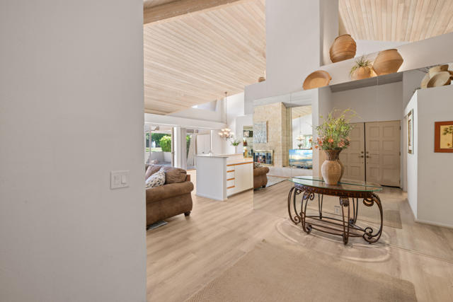 212 S Kavenish Drive, Rancho Mirage CA: https://media.crmls.org/mediaz/bff71df9-abd1-4d11-b6df-9de768b2b29e.jpg