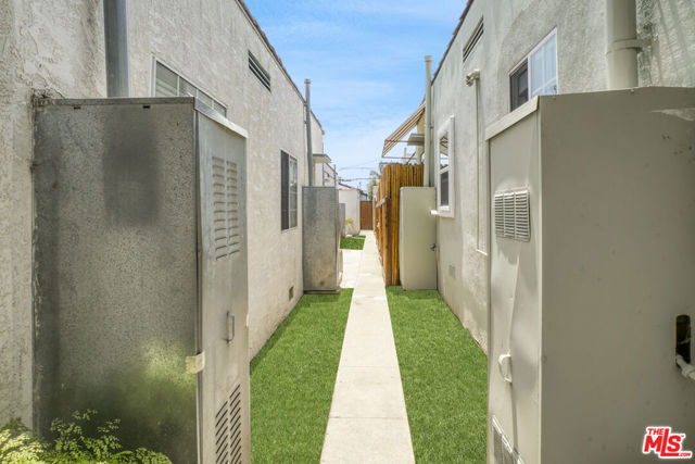 2415 Arizona Avenue, Santa Monica CA: https://media.crmls.org/mediaz/bff7259f-32d1-4fc0-895f-169cf276a2b4.jpg