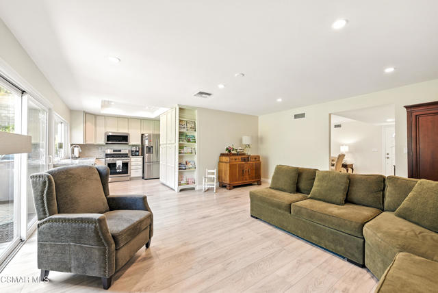 2063 Woodglen Street, Simi Valley CA: https://media.crmls.org/mediaz/bff76b8a-d24c-47c7-970c-898b14966675.jpg