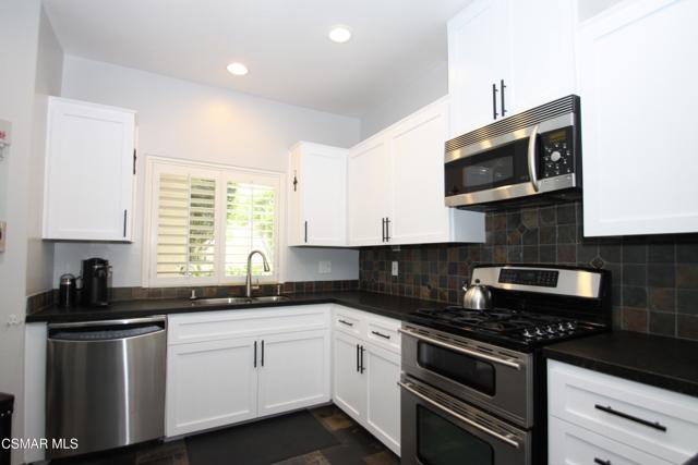 1025 Sunset Oak Circle, Newbury Park CA: https://media.crmls.org/mediaz/bff7d940-afee-4e17-a138-abd78c191a29.jpg