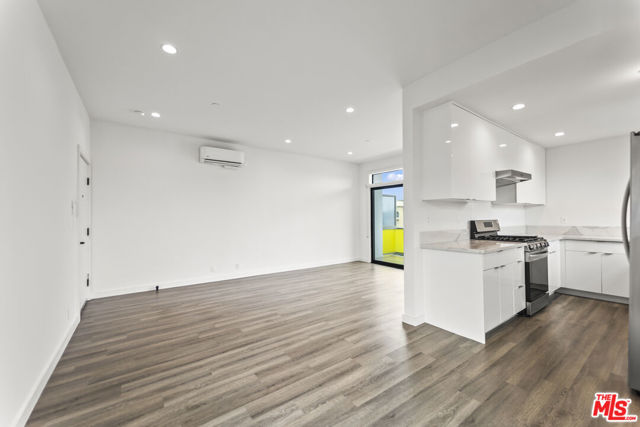 1254 9th Street, Santa Monica CA: https://media.crmls.org/mediaz/bff7ff5f-d9d7-4ac3-ba10-00947d80a9da.jpg