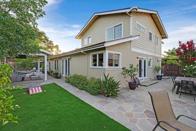 7872 Meadowbrook Ct, Pleasanton CA: https://media.crmls.org/mediaz/bff8188a-bfbc-4c32-887a-4f5ccc9f845e.jpg