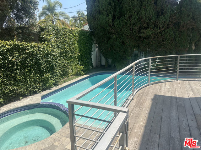 320 S Mccarty Drive, Beverly Hills CA: https://media.crmls.org/mediaz/bff99c21-5774-48d7-bb85-816e100760d2.jpg
