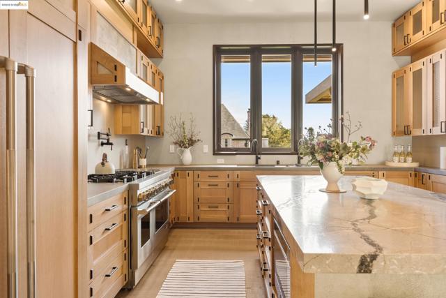 30 Lincolnshire Dr, Oakland CA: https://media.crmls.org/mediaz/bffa4a9b-0092-4953-8bf4-92a8c74fb5fb.jpg