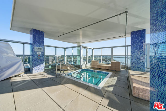 13700 Marina Pointe Drive, Marina del Rey CA: https://media.crmls.org/mediaz/bffa4af2-aac7-4b46-8f19-942ff08a1072.jpg