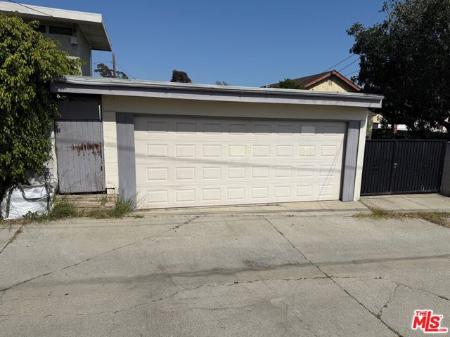 180 E Pepper Drive, Long Beach CA: https://media.crmls.org/mediaz/bffa58bc-dc3c-421e-ab8a-60a26df6cdd4.jpg