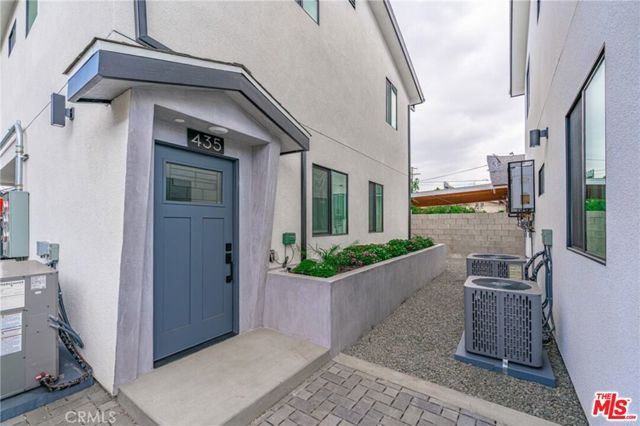 433 W Gage Avenue, Los Angeles CA: https://media.crmls.org/mediaz/bffad640-5b31-4342-8c74-7dd177a1b532.jpg