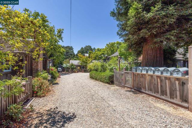 1611 Carmel Dr, Walnut Creek CA: https://media.crmls.org/mediaz/bffb54ef-8964-4e90-b44b-1b62fe84fc02.jpg