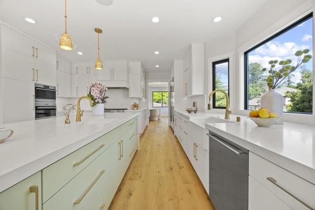 1095 Macadamia Drive, Hillsborough CA: https://media.crmls.org/mediaz/bffca26a-e0c1-4082-ac79-77b9dbc74c73.jpg