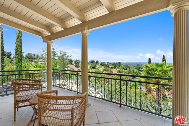 16980 Escalon Drive, Encino CA: https://media.crmls.org/mediaz/bffd0e90-7b2c-47e3-b4b8-55637b9c6423.jpg