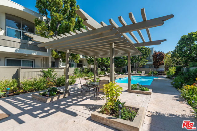 13234 Fiji Way, Marina del Rey CA: https://media.crmls.org/mediaz/bffd1f89-3137-4fd1-9535-6cd6f332a69c.jpg