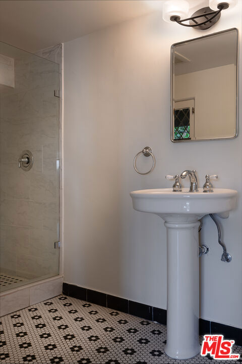 3756 Effingham Place, Los Angeles CA: https://media.crmls.org/mediaz/bffda4f8-c0cd-42fc-b97e-2b9a8e83ff97.jpg