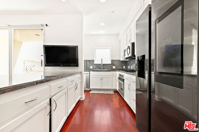 1020 Hilldale Avenue, West Hollywood CA: https://media.crmls.org/mediaz/bffda5fc-6815-4369-8829-b014eeba415a.jpg