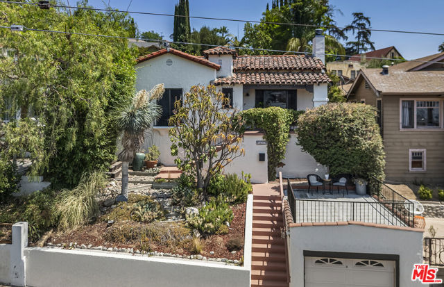 6105 Mount Angelus Drive, Los Angeles CA: https://media.crmls.org/mediaz/bffe8eef-3c42-4d70-9406-9cd79a253804.jpg