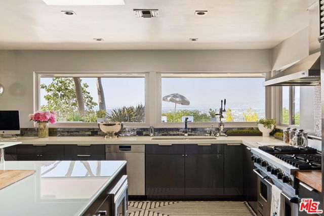 11531 Amanda Drive, Studio City CA: https://media.crmls.org/mediaz/bffeaf7f-f5ff-4291-84c2-e65c209c7db9.jpg