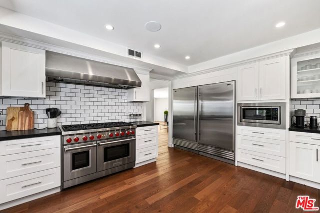 400 Chautauqua Boulevard, Pacific Palisades CA: https://media.crmls.org/mediaz/bfff4b12-3474-41d1-b95c-43f866d7fd3e.jpg