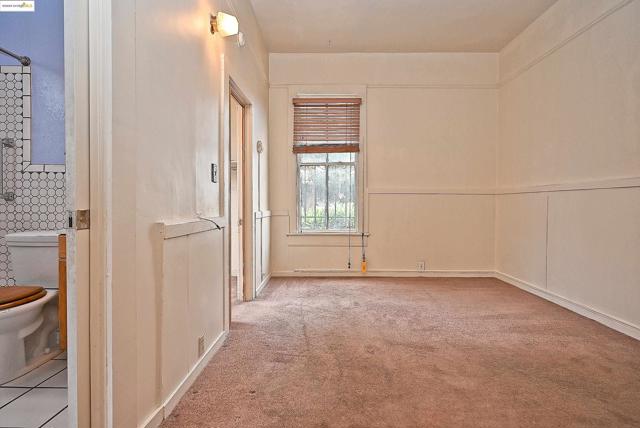 672 33Rd St, Oakland CA: https://media.crmls.org/mediaz/bfff7862-a85f-4891-8c73-9a03b112e35e.jpg