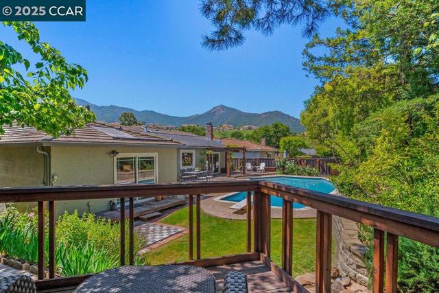 21 Mirango Ct, Clayton CA: https://media.crmls.org/mediaz/bfff7c10-27a6-4ca0-abfa-7bfc394ee213.jpg
