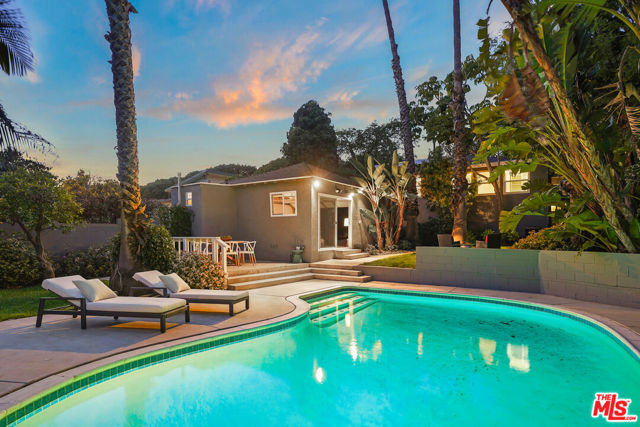 2212 Navy Street, Santa Monica CA: https://media.crmls.org/mediaz/bfff9527-176f-487d-b337-2db5cd08d205.jpg