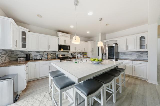 Detail Gallery Image 8 of 48 For 332 Monument Pkwy, Perris,  CA 92570 - 5 Beds | 5 Baths