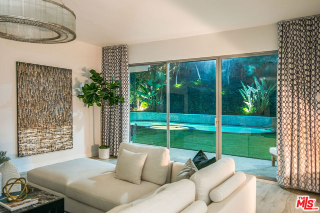 1922 N Beverly Place, Beverly Hills CA: https://media.crmls.org/mediaz/c0014a7b-ee71-48db-9593-32c4efeafdf2.jpg