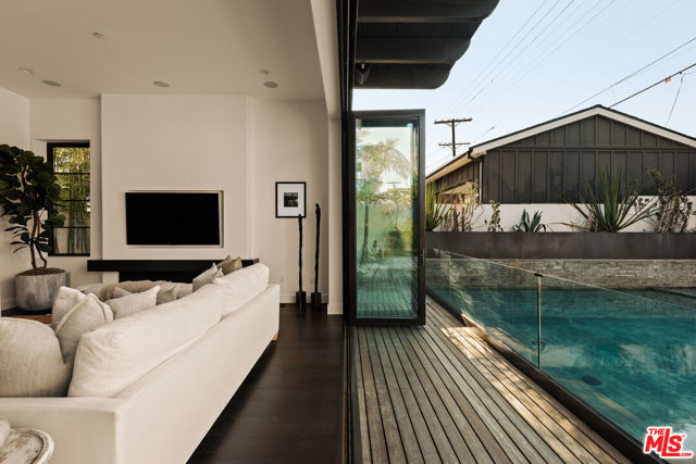 6607 Maryland Drive, Los Angeles CA: https://media.crmls.org/mediaz/c002e311-b877-479b-8523-496b7f896a14.jpg