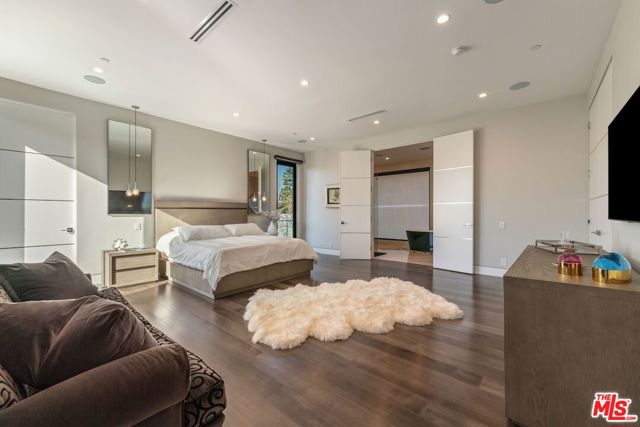 4049 Coldwater Canyon Avenue, Studio City CA: https://media.crmls.org/mediaz/c002f003-c66d-4a5c-a325-e79a8760baf9.jpg