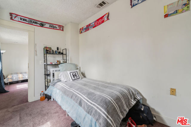 1946 S La Salle Avenue, Los Angeles CA: https://media.crmls.org/mediaz/c003693f-28ef-438a-9d70-40d13e1f2a52.jpg
