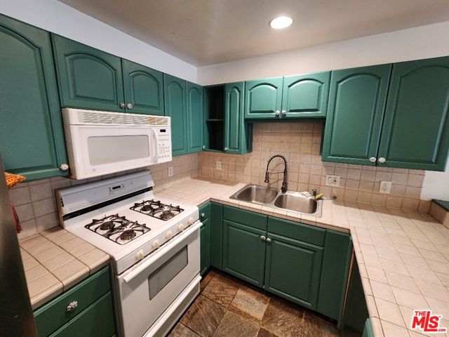 1940 N Highland Avenue, Los Angeles CA: https://media.crmls.org/mediaz/c00629e8-c297-4d3d-b544-9d891642ecc2.jpg