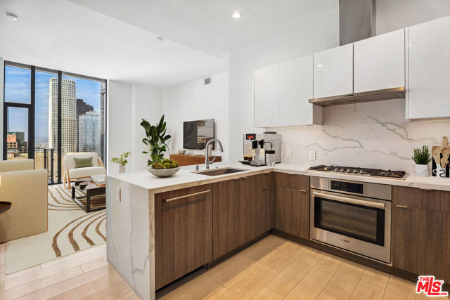 801 S OLIVE Street, Los Angeles CA: https://media.crmls.org/mediaz/c0069160-286b-4225-b192-97f89ffe3d21.jpg