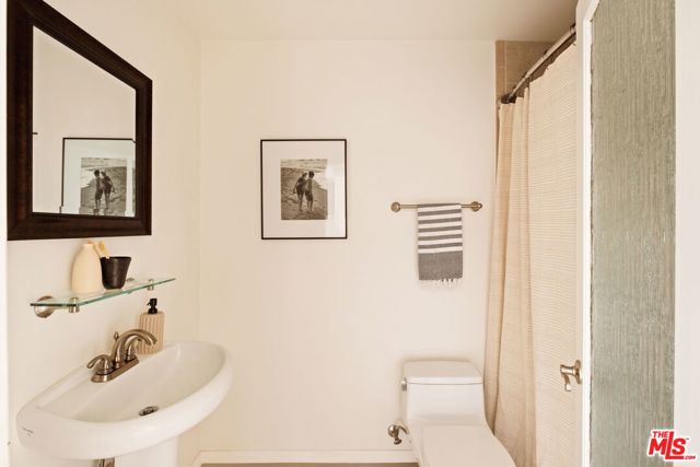 970 Palm Avenue, West Hollywood CA: https://media.crmls.org/mediaz/c00692c7-0d53-4ce8-bd5e-ec4f4838d4b1.jpg