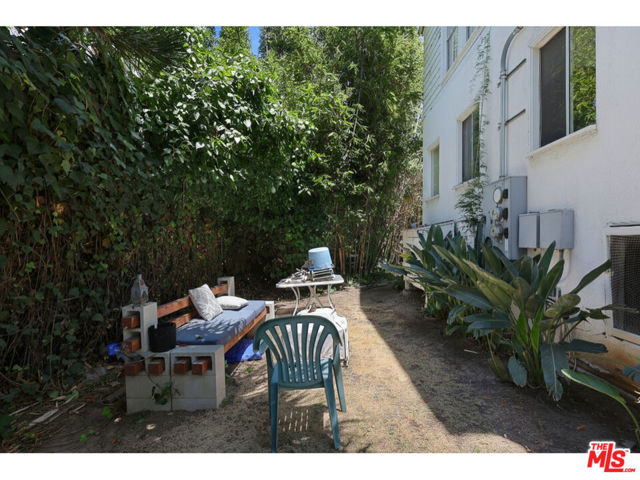 975 Lucile Avenue, Los Angeles CA: https://media.crmls.org/mediaz/c007801d-cd88-48c8-baca-4f1247e769ff.jpg