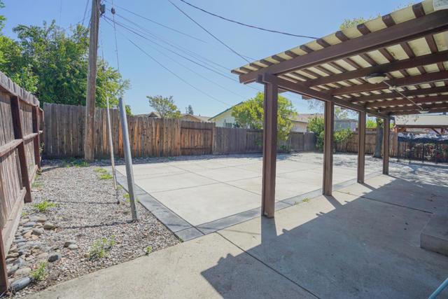702 El Portal Avenue, Manteca CA: https://media.crmls.org/mediaz/c0084244-b4bb-417e-83d6-d9728b0a3749.jpg