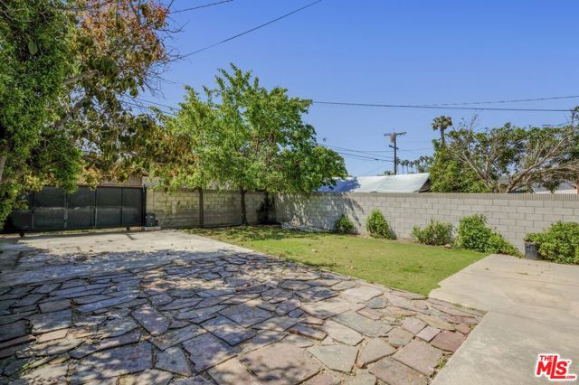 2230 W 30th Street, Los Angeles CA: https://media.crmls.org/mediaz/c008d6b1-1c8e-4d94-aa11-1a971254fe7c.jpg