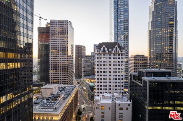 655 S Hope Street, Los Angeles CA: https://media.crmls.org/mediaz/c0092133-4272-4b23-9c4a-6376665265f0.jpg