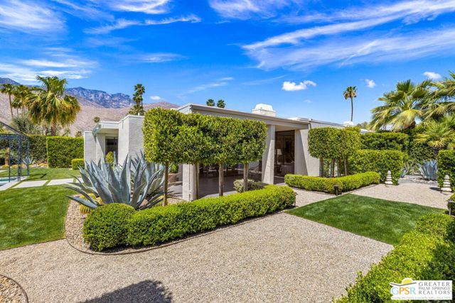 1860 Via Isla, Palm Springs CA: https://media.crmls.org/mediaz/c0093f2b-76a8-44e1-94e8-550d6039f2c7.jpg