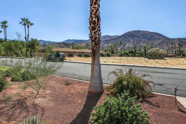 45780 Ocotillo Drive, Palm Desert CA: https://media.crmls.org/mediaz/c0096d20-b3a4-4ccb-ac41-9201510006cf.jpg