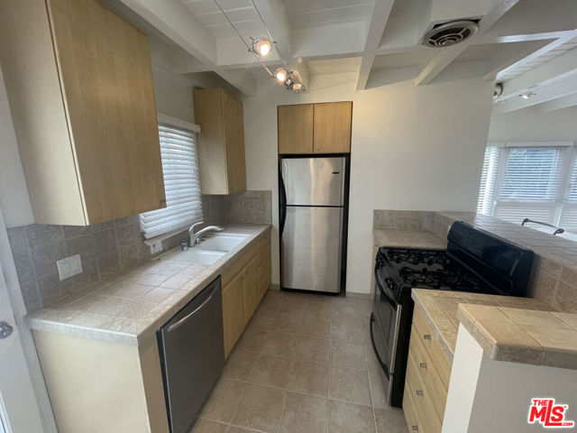 516 N San Vicente Boulevard, West Hollywood CA: https://media.crmls.org/mediaz/c00a8c8a-f71d-4101-af52-77385723f037.jpg