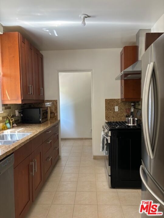 2439 West Silver Lake Drive, Los Angeles CA: https://media.crmls.org/mediaz/c00ae3f4-bad2-4a20-986b-2664d2fc1a23.jpg