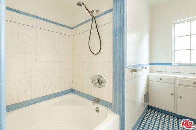 1658 N Sierra Bonita Avenue, Los Angeles CA: https://media.crmls.org/mediaz/c00bdc98-f21d-4f45-a730-733bbcb36d07.jpg