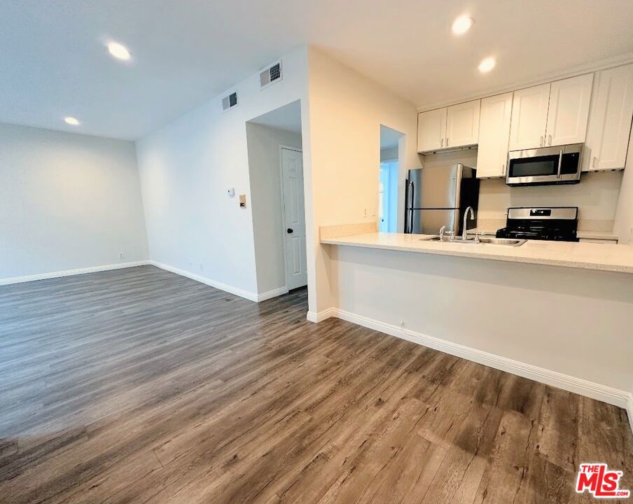 424 S Westmoreland Avenue #205