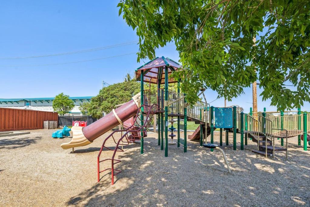 https://media.crmls.org/mediaz/c00d7ada-1039-4d00-9321-b98c7e86c3ba.jpg?preset=X-Large