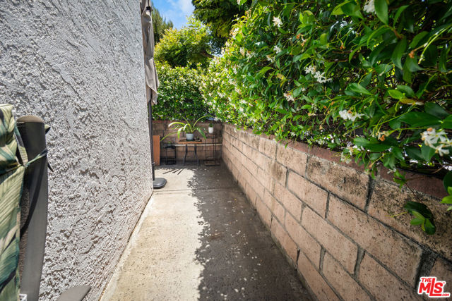 11911 Magnolia Boulevard, Valley Village CA: https://media.crmls.org/mediaz/c00e1a7d-2d84-4ddc-b9de-c3b86face8b8.jpg