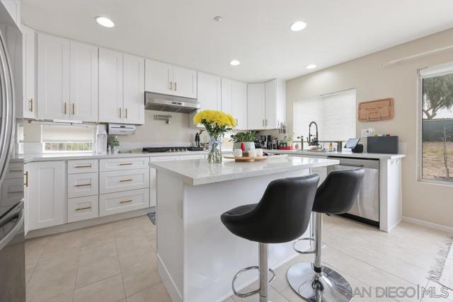 2176 Pointe Pkwy, Spring Valley CA: https://media.crmls.org/mediaz/c00e3acc-71bc-493d-b0af-a61c2e6cc6f9.jpg