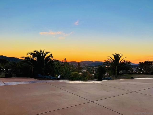 9189 Vista Entrada, Lakeside CA: https://media.crmls.org/mediaz/c00e7287-f075-44fb-af4b-f318fbeec9c4.jpg