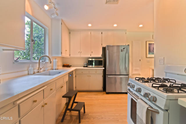 Detail Gallery Image 10 of 19 For 1365 Lomay Pl, Pasadena,  CA  - 3 Beds | 2 Baths